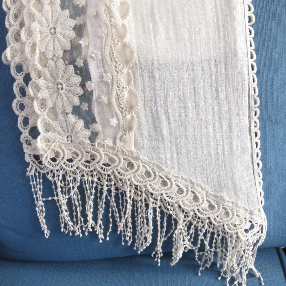 French scarf with linen look and feel